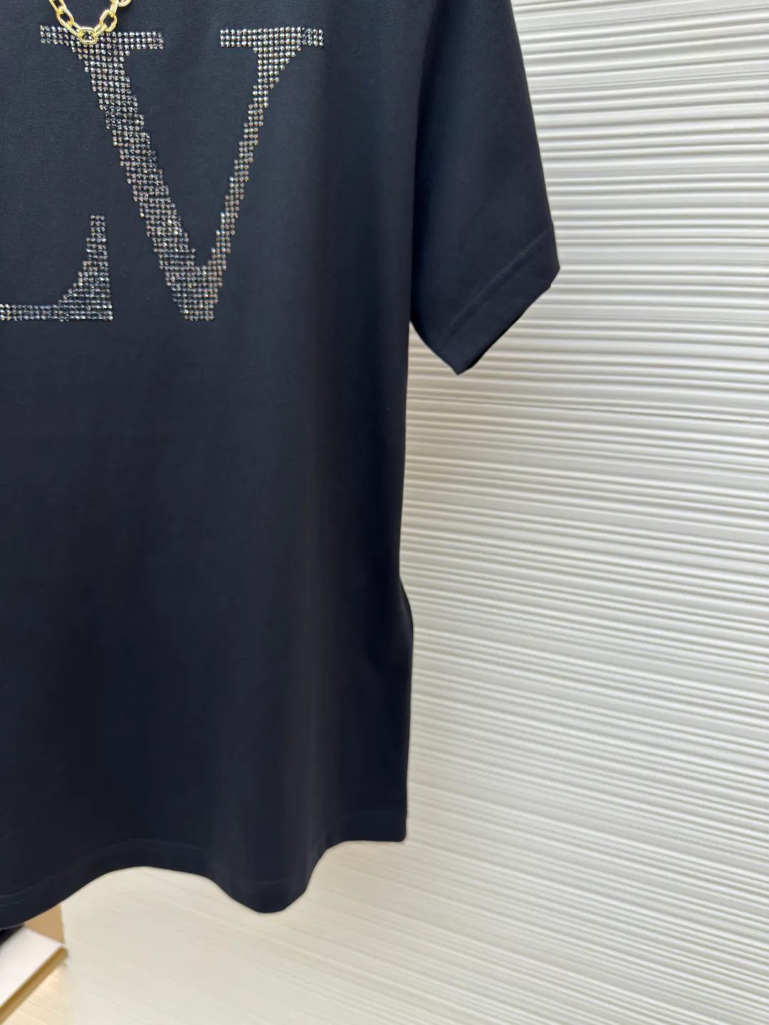 LOUIS VUITTON Hot Diamond Logo Short Sleeves [Women's Clothing] ●Item No.: 1680359-A15 ●Material: Knitted rib fabric ●Technology: Hot Diamond Production ●Version: Fitted version ●Weight: about 205 grams ●Size: Brilliant rhinestones frame the large LV letters, and LV chains illuminate the crew neck. The overall wiring is straight and delicate, the fabric is comfortable and soft, and the color is consistent without color difference. It can be matched with the same style to create a fashionable look and control various occasions. Customized accessories, complete with three standards, same style for men and women!